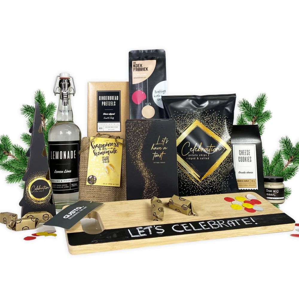 Kerstpakket Lets Celebrate is een pakket met verschillende lekkernijen en een leuke snijplank