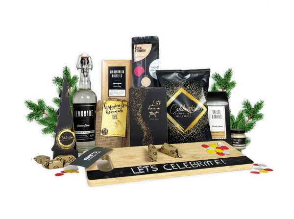 Kerstpakket Lets Celebrate is een pakket met verschillende lekkernijen en een leuke snijplank