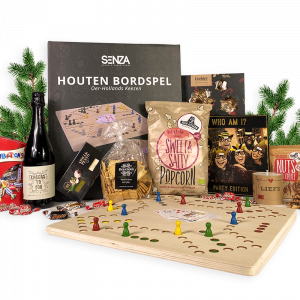 Kerstpakket Samen met een Keezen spel en verschillende etenswaren