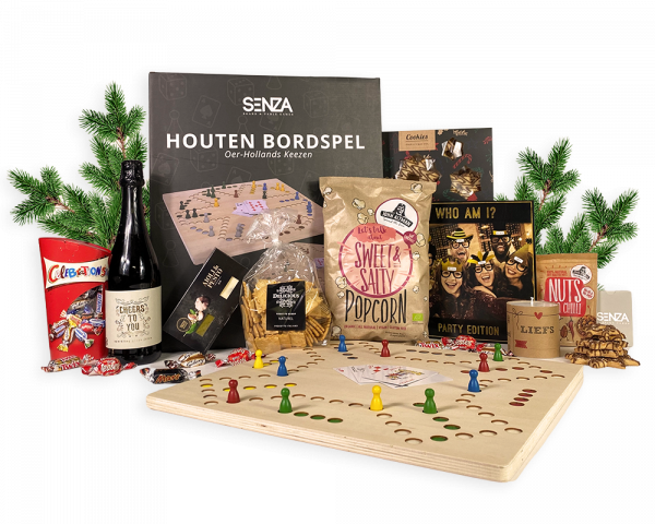 Kerstpakket Samen met een Keezen spel en verschillende etenswaren